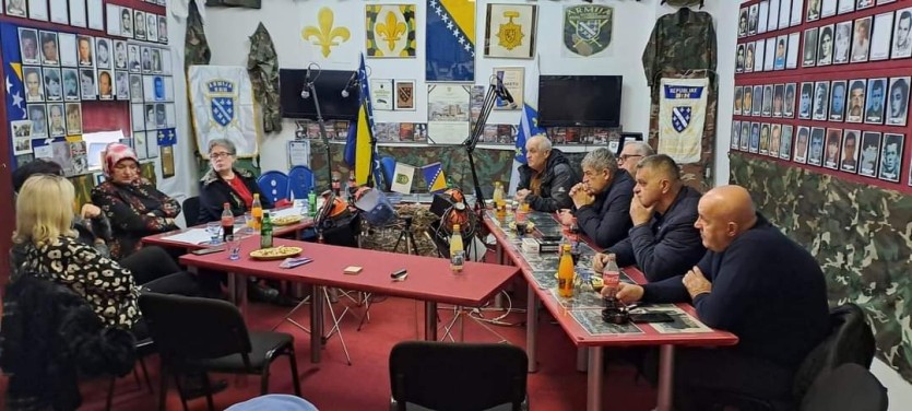 Predstavnici Udruženja na okupljanju veterana u povodu neustavnog djelovanja od strane rukovodstva bh entiteta "Rs"