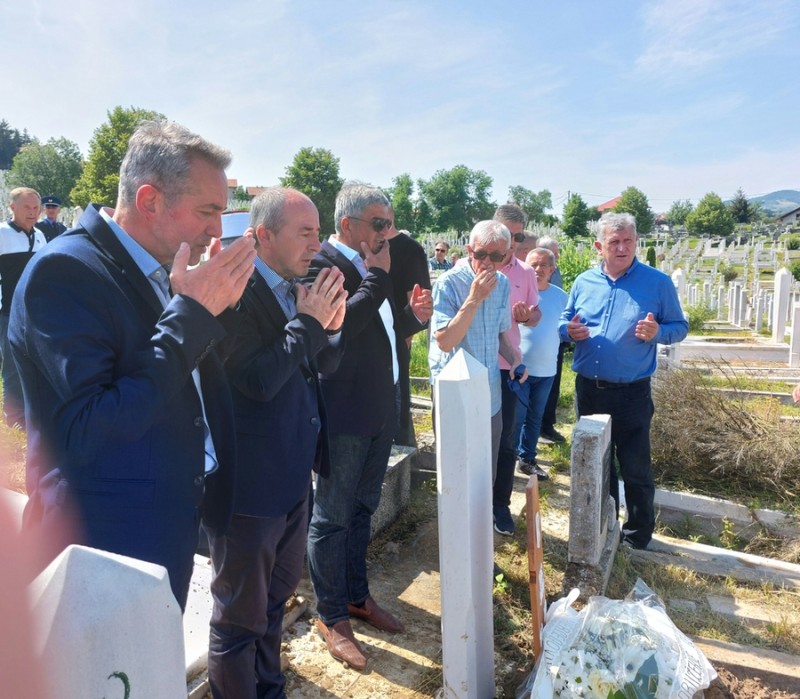 Obavljena dženaza i ukop preminulog generala Salke Begića3